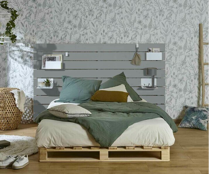 Lit palette gris et bois avec tte de lit