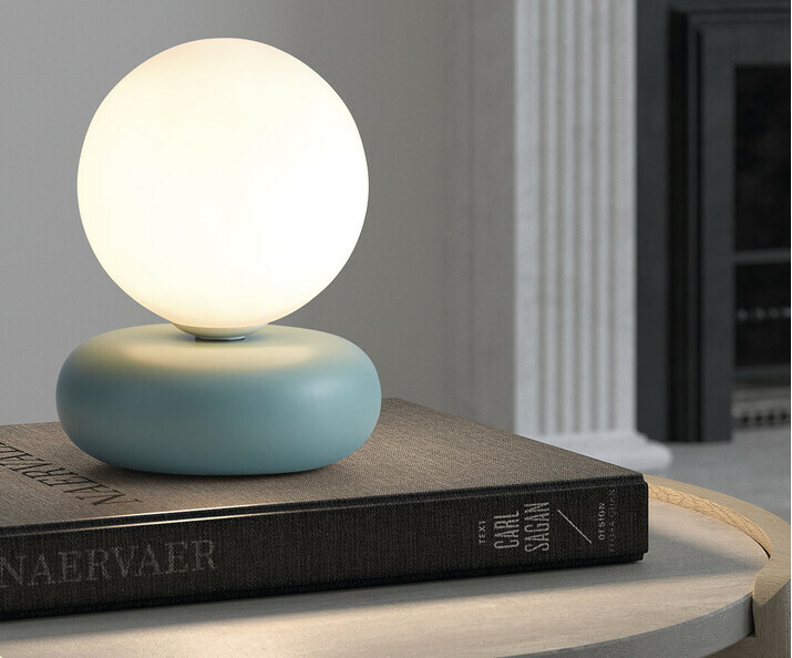 Lampe  poser Volia coloris vert bleu apporte une touche dlgance  votre bureau 