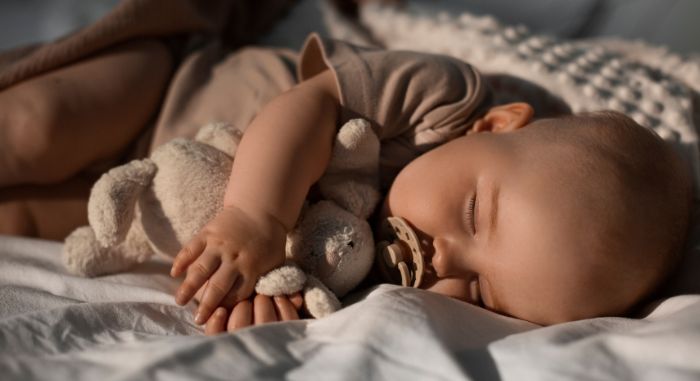 Comment faire dormir bébé dans son lit ? Découvrez nos astuces