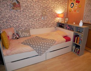 Le lit enfant banquette Timéo blanc et gris avec la tête de lit