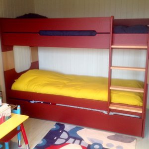 Le lit enfant superposé Spark rouge et hêtre avec sommier gigogne