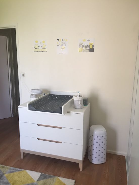 La commode bébé Riga blanche et bois 