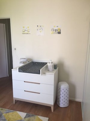 La commode bébé Riga blanche et bois