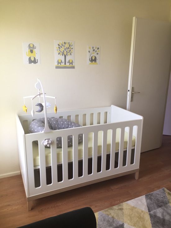 Le lit bébé évolutif Riga blanc et bois 