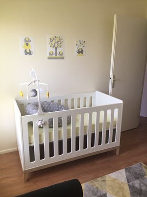 Le lit bébé évolutif Riga blanc et bois