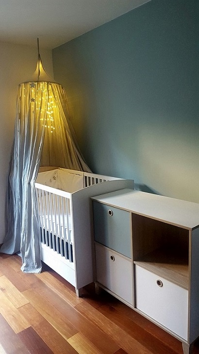 Le lit bébé évolutif et la commode Perle blanc et bois 