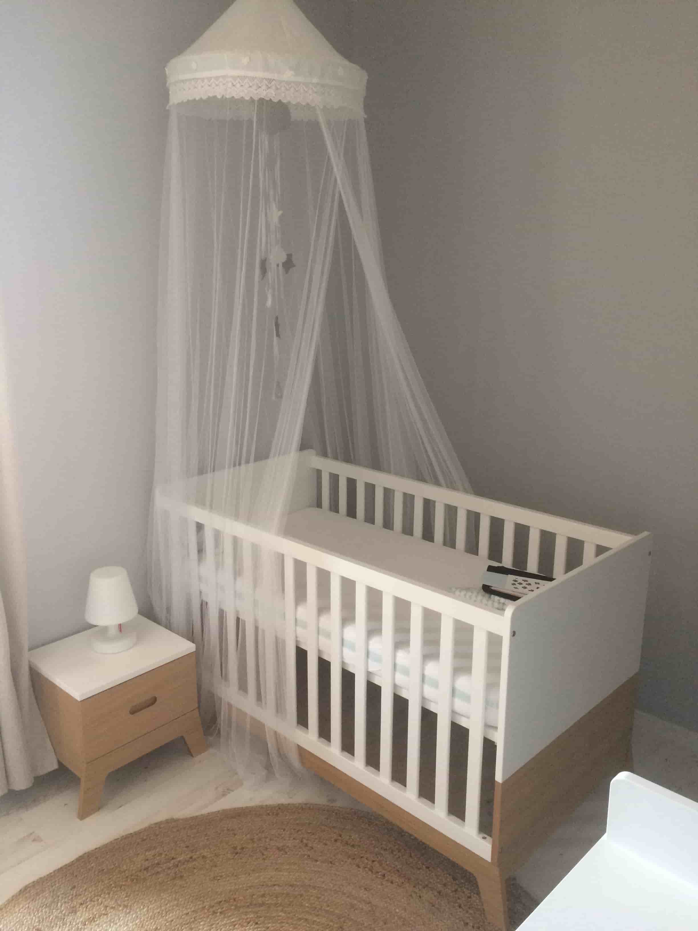 Le lit bébé évolutif et le chevet Aloa blanc et bois 
