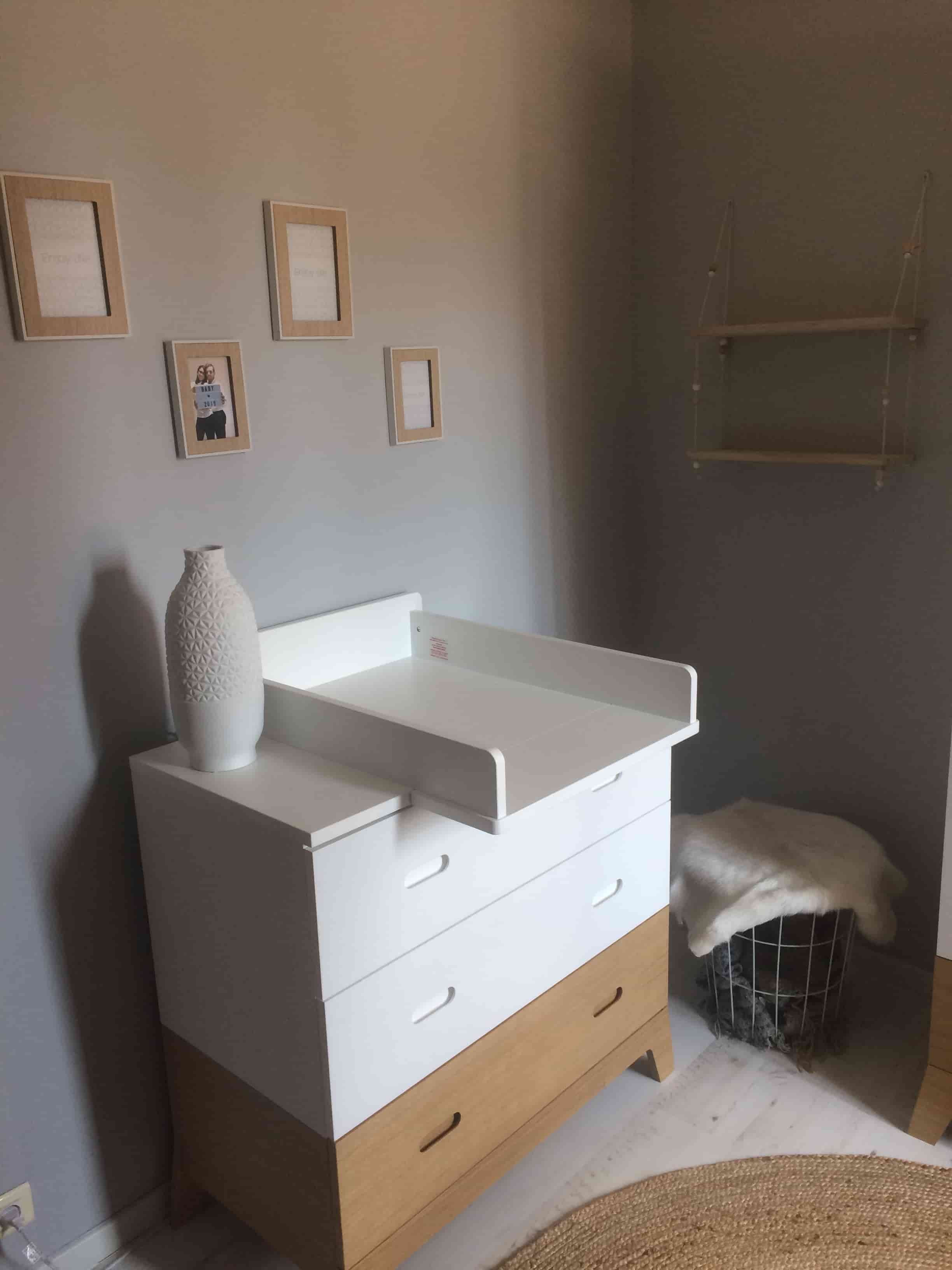 La commode et le plan à langer Aloa blanc et bois 