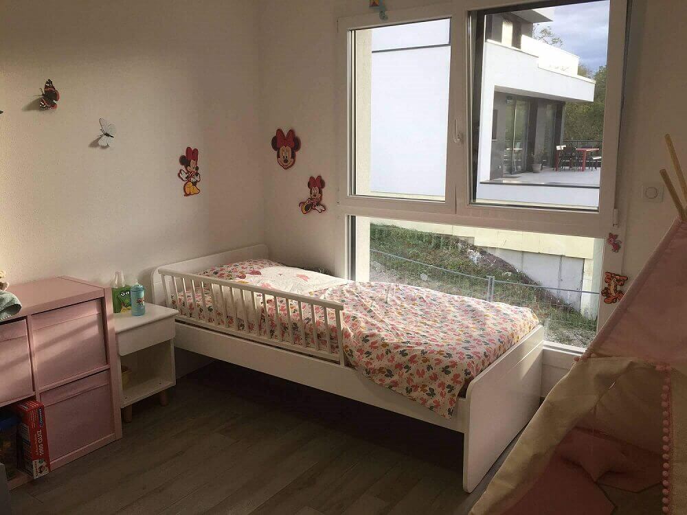 Le lit enfant Willow blanc avec le chevet