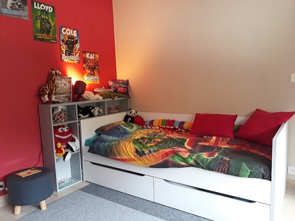 Le lit enfant banquette Tim&eacute;o Blanc et gris avec la t&ecirc;te de lit 