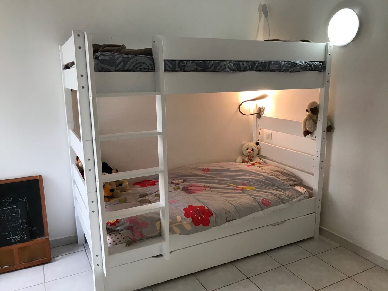 Le lit superpos&eacute; Kids blanc avec sommier gigogne