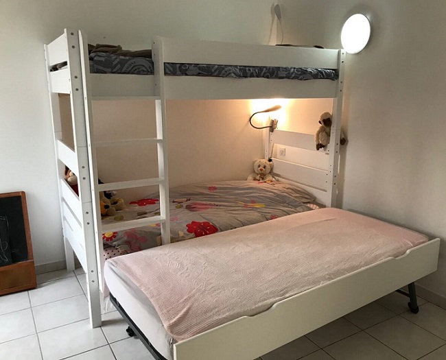 Le lit superpos&eacute; Kids blanc avec sommier gigogne ouvert