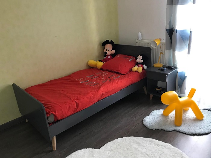 Le lit enfant Willow avec pieds gris avec son chevet 