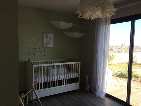 Le lit bébé Perle blanc et bois