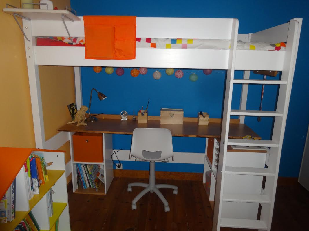 Le Lit Mezzanine Clay, son Bureau et Ses Cubes De Rangement