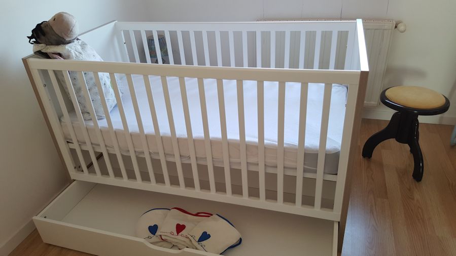 Le lit bébé évolutif Plume blanc et bois ! 