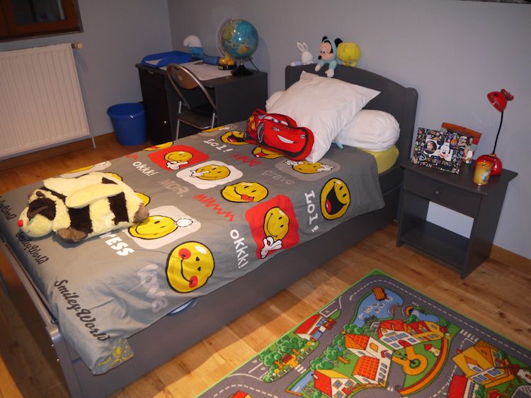 Le lit enfant Nature gris anthracite, le bureau enfant Cargo gris et le chevet Color gris 