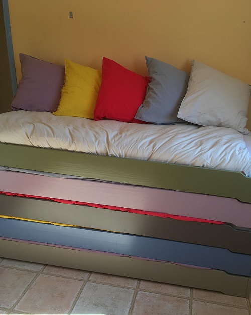 Les 5 lits empilables avec le linge de lit Perla