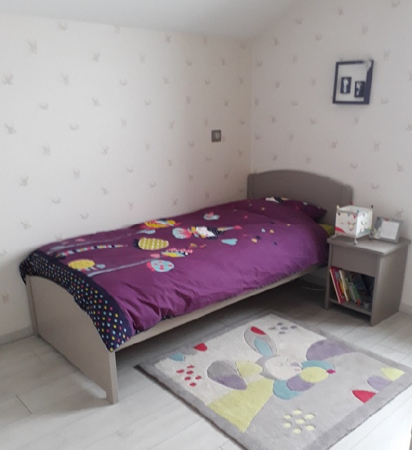 Le lit enfant Nature lin et le chevet Twist lin avec tiroir
