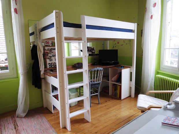 Le lit enfant mezzanine Clay blanc avec bureau et meuble de rangement blanc/hêtre