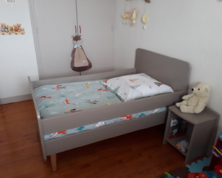 Le lit enfant évolutif Willow lin avec pieds et barrières
