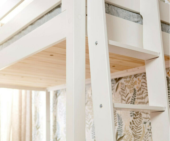 Détail échelle oblique lit mezzanine enfant Fynn blanc
