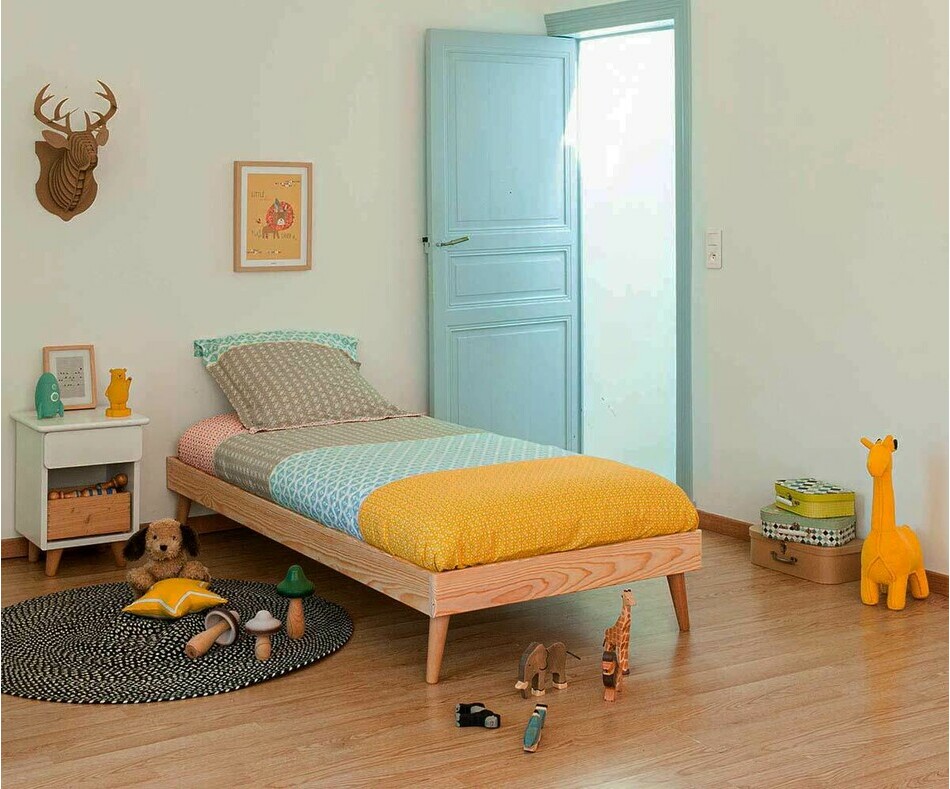 Lit enfant en bois brut avec pieds