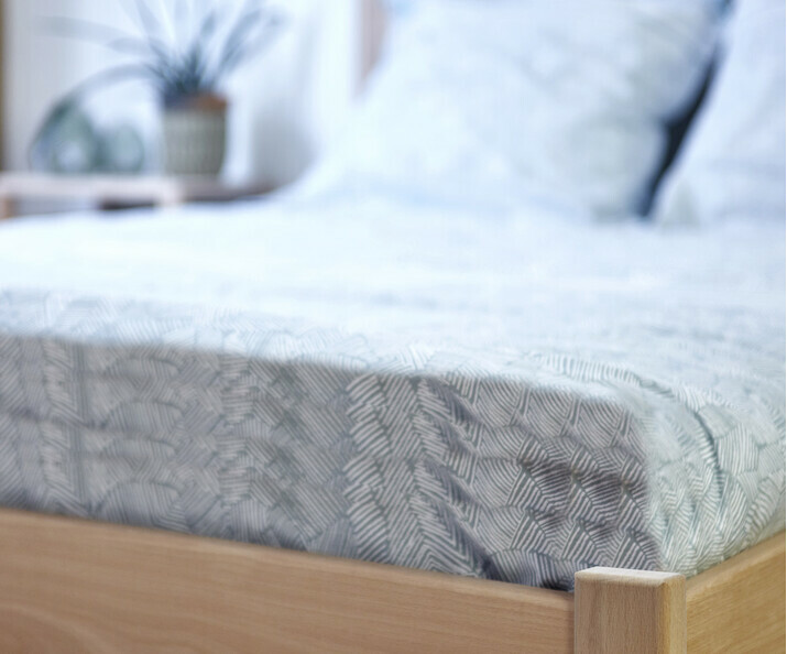 Détail du pied du lit adulte Nali avec matelas