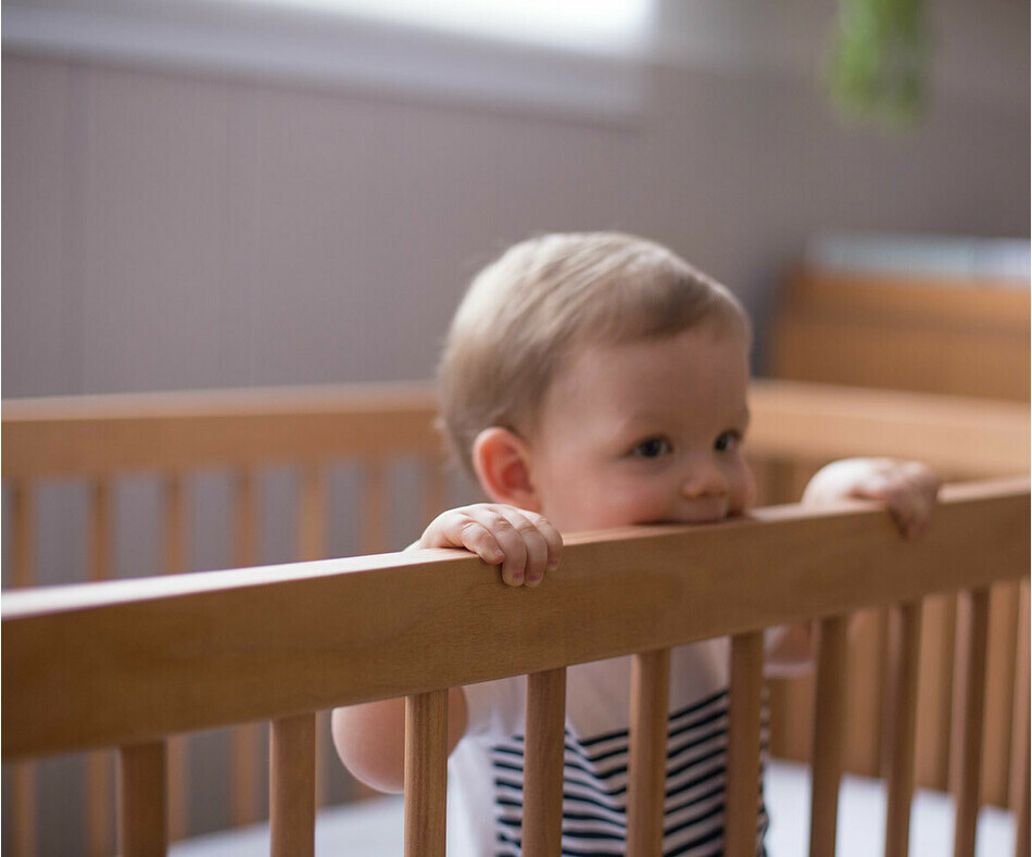 Détail lit bébé évolutif Jany avec barreaux 