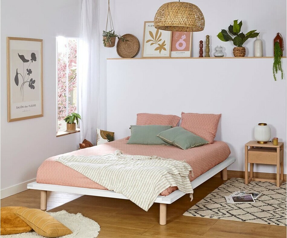 Lit adulte Hoha avec matelas est décoré avec le tête de lit 