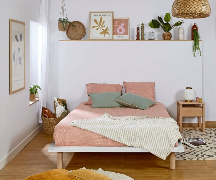 Lit adulte Hoha avec matelas est présenté dans un design simple