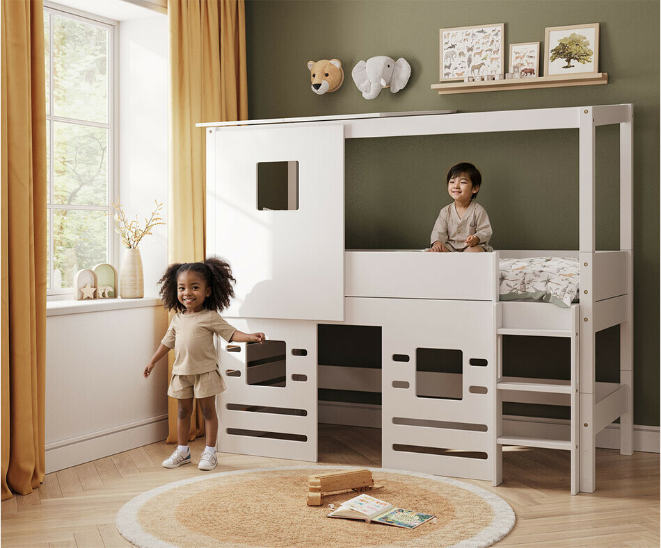 Lit cabane mi hauteur dans chambre d'enfant + toit et fenêtre + fenêtres basses