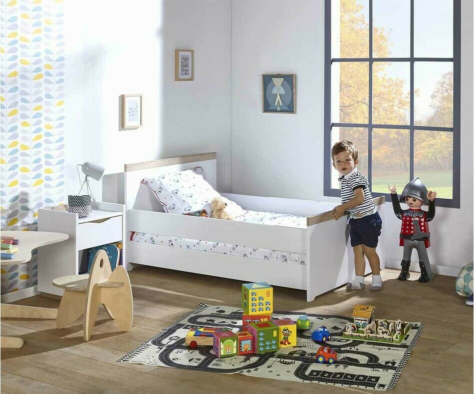 Lit Japur avec barrire de lit et enfant de 2 ans