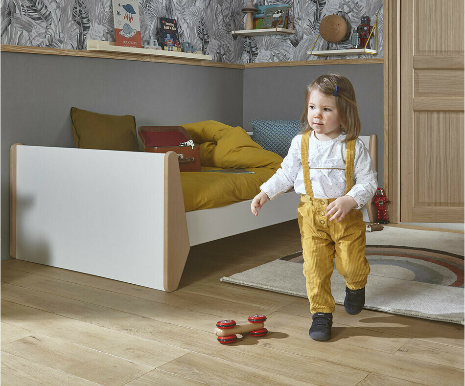 Petite fille avec lit Kolmio blanc en bois