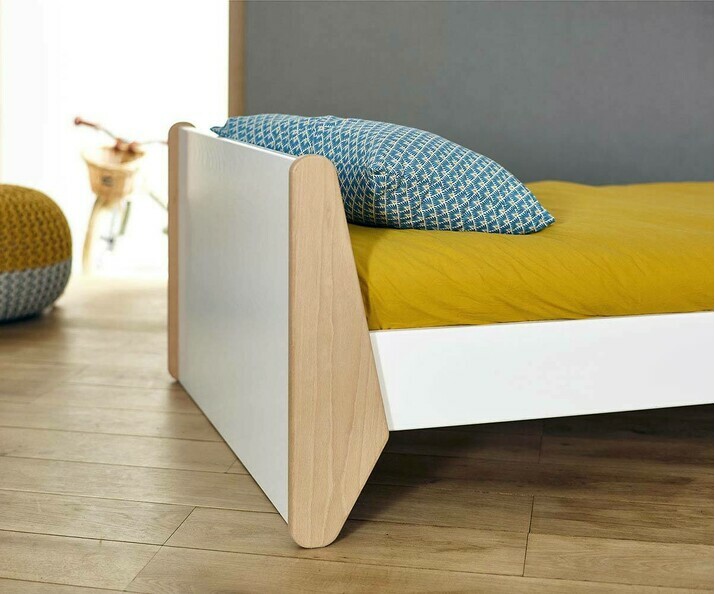 Dtail du pied en htre du lit Kolmio blanc