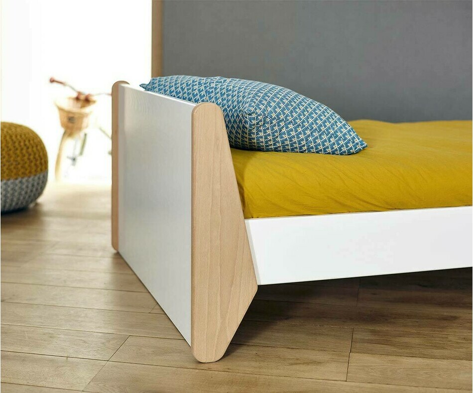 Dtail du pied en htre du lit Kolmio blanc