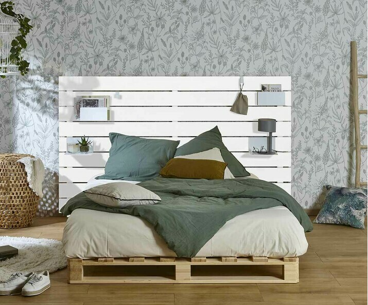 Lit palette blanc et bois avec tte de lit