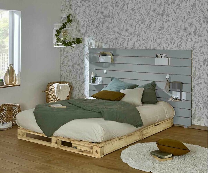 Lit avec tête de lit en bois naturel 