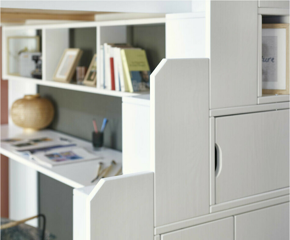 Dtail sur les rangements du lit mezzanine ado Naolo blanc, bureau et tagre en option 