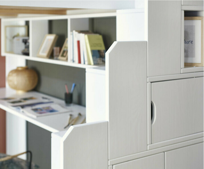 Dtail sur les rangements et le bureau du lit mezzanine enfant Naolo blanc 