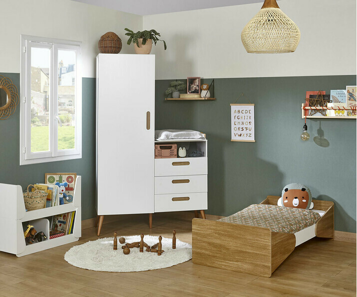 Petit lit enfant volutif Nugi en version haute dans chambre