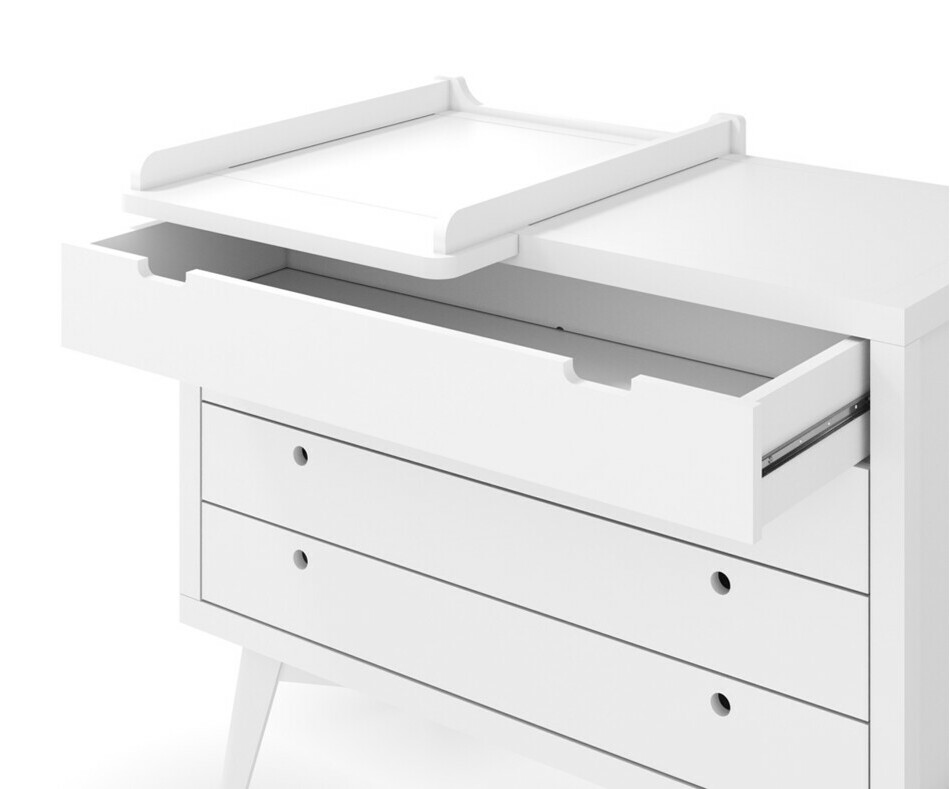 Détail de la commode Taloa avec tiroir ouvert et plan à langer Détail de la commode Taloa avec tiroir ouvert et plan à langer