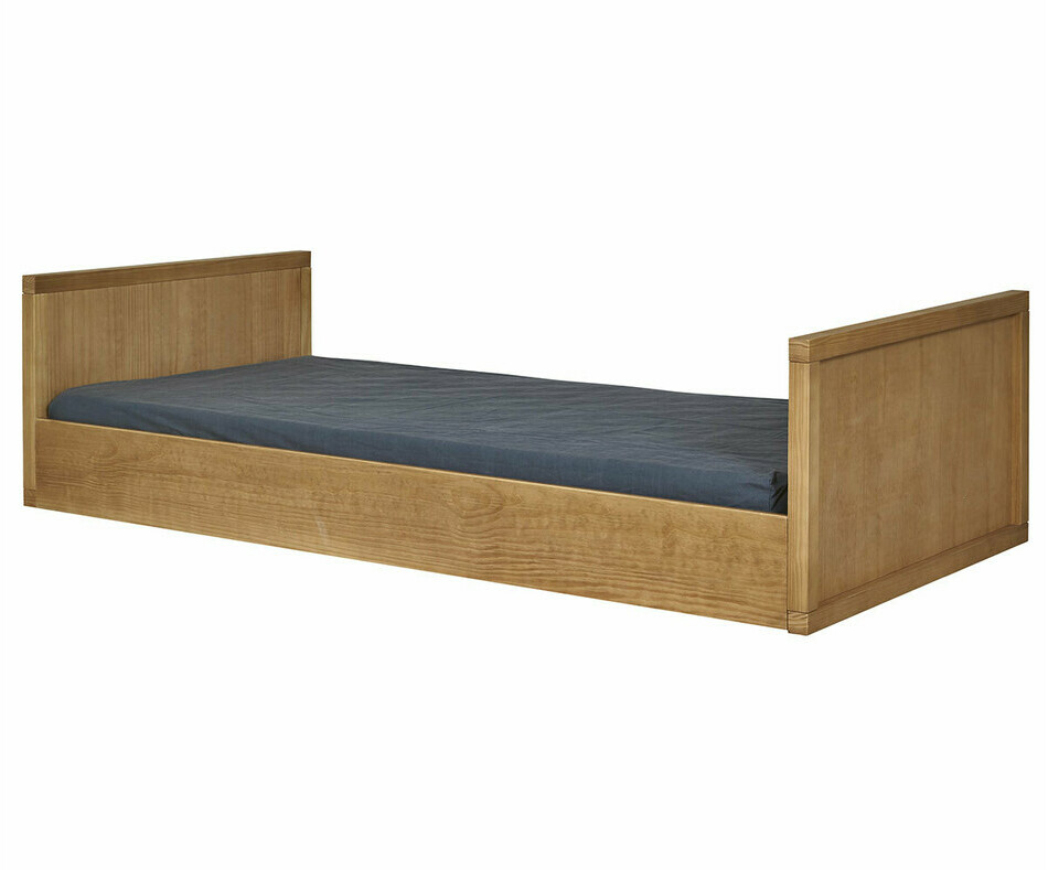 Lit montessori enfant Taloa vue de 3/4 sans barrire en bois massif avec matelas