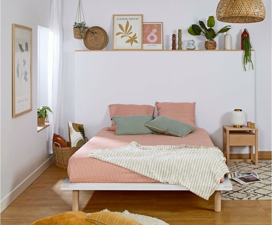 Lit adulte Hoha avec matelas est présenté dans un design simple Lit adulte Hoha avec matelas est présenté dans un design simple