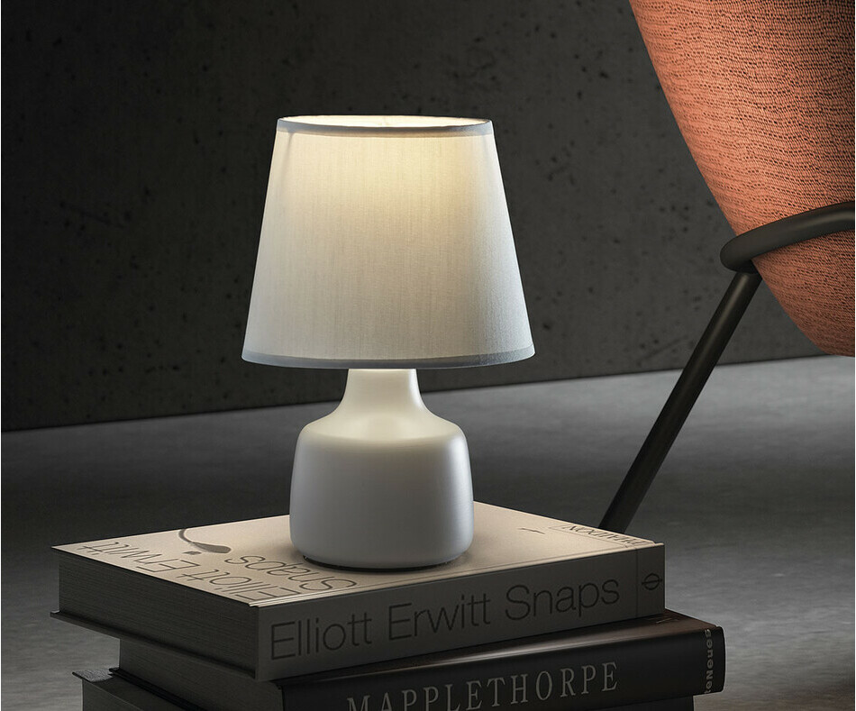 Lampe  poser Clo coloris blanc apporte une atmosphre douce et apaisante lors des lectures du soir