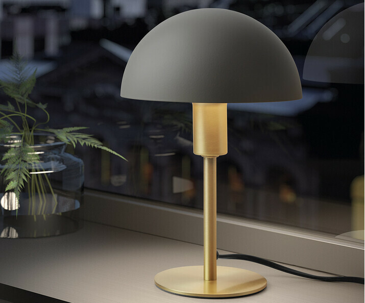 Lampe  poser Granny coloris noir et laiton apporte une touche dlgance