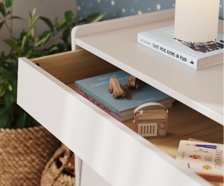Tiroir ouvert de la commode Foray blanche