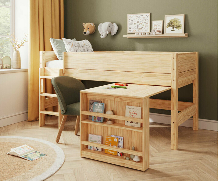 Lit mi hauteur bois Combeebed avec bureau dans une belle chambre enfant avec matelas