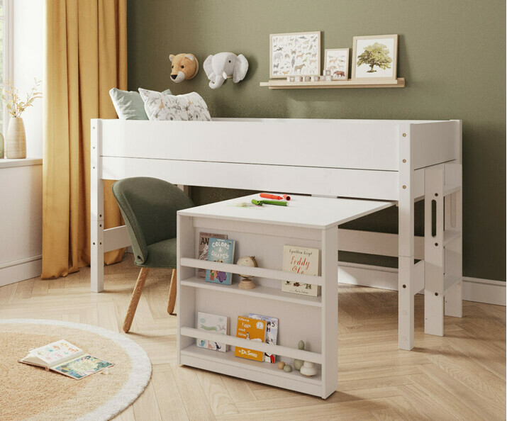 Lit mi hauteur blanc Combeebed avec echelle petit cot et bureau dans une belle chambre enfant avec matelas