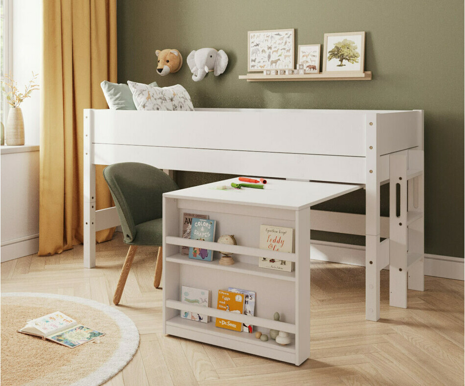 Lit mi hauteur blanc Combeebed avec echelle petit cot et bureau dans une belle chambre enfant avec matelas
